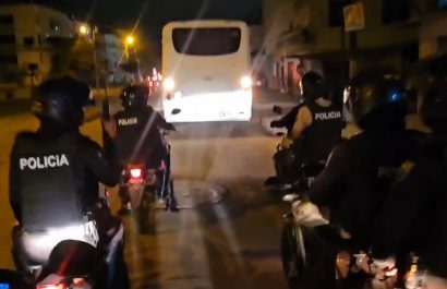 en-el-sector-de-nueva-prosperina-en-el-noroeste-de-guayaquil-mas-de-mil-agentes-participan-de-una-serie-de-allanamientos