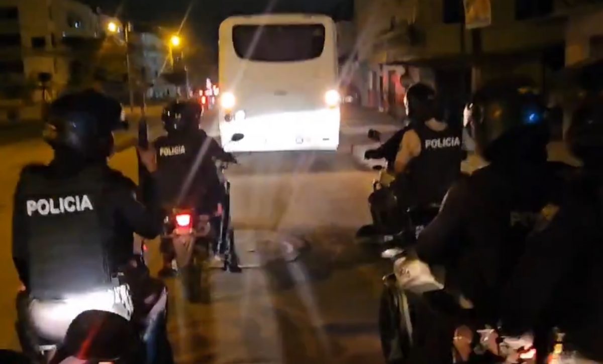 en-el-sector-de-nueva-prosperina-en-el-noroeste-de-guayaquil-mas-de-mil-agentes-participan-de-una-serie-de-allanamientos