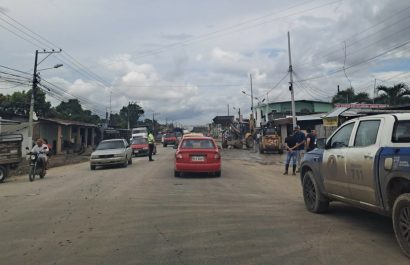 esta-hablitado-el-paso-vehicular-en-la-via-portoviejo-santa-ana