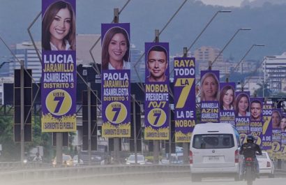 este-lunes-6-de-enero-del-2025-se-inicio-el-retiro-de-todos-los-afiches-politicos-que-habia-en-el-puente-de-la-unidad-nacional-en-guayas