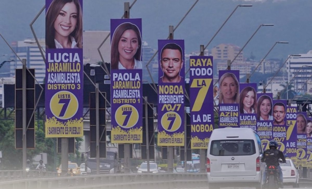 este-lunes-6-de-enero-del-2025-se-inicio-el-retiro-de-todos-los-afiches-politicos-que-habia-en-el-puente-de-la-unidad-nacional-en-guayas