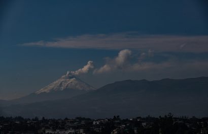 El volcán ecuatoriano Cotopaxi lanza nube de ceniza de un kilómetro de altura
