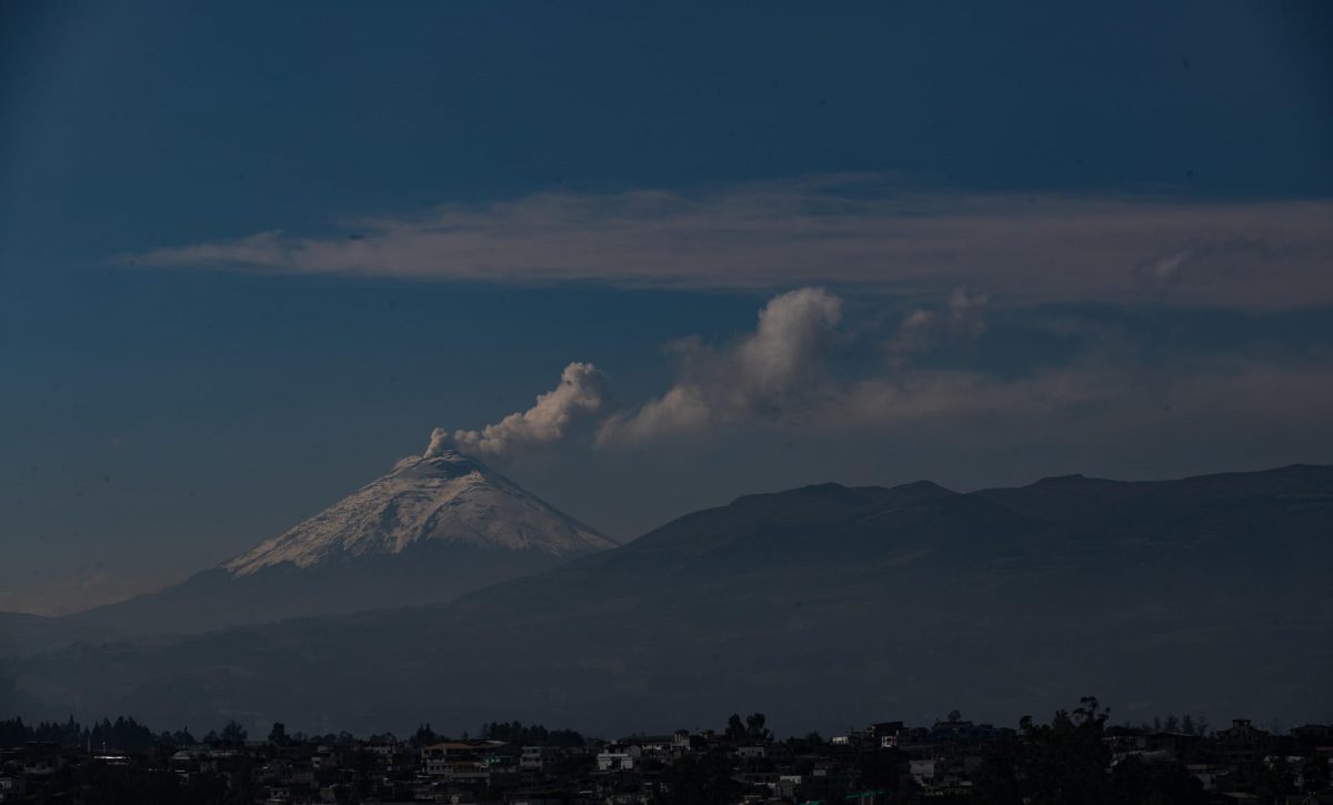 El volcán ecuatoriano Cotopaxi lanza nube de ceniza de un kilómetro de altura