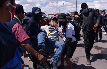 El primer ministro de Perú confirma que un policía fue "quemado vivo" por una turba
