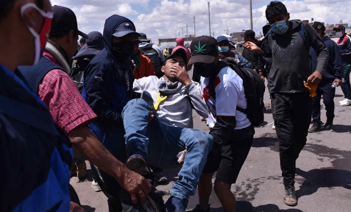 El primer ministro de Perú confirma que un policía fue "quemado vivo" por una turba