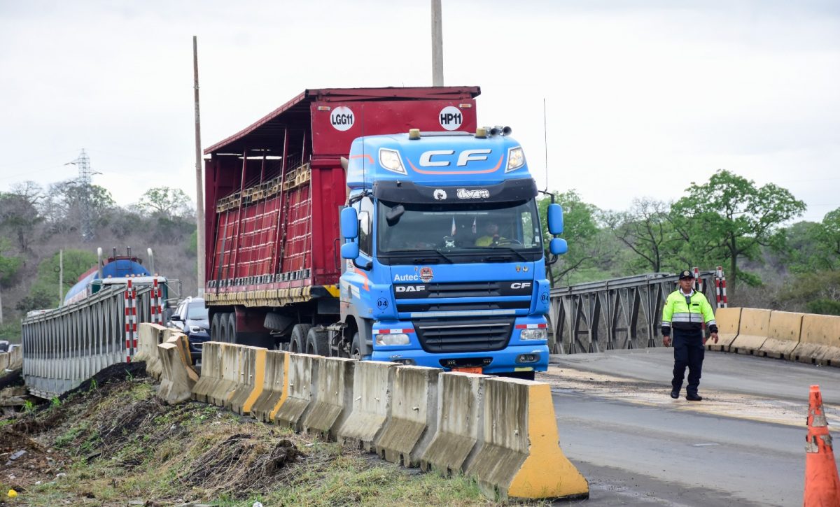 firman-contrato-para-iniciar-construccion-del-puente-quimis