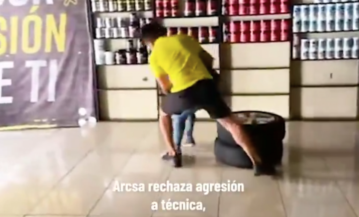 funcionaria-de-arcsa-fue-impedida-de-hacer-control-en-guayaqui-la-sacaron-a-empujones