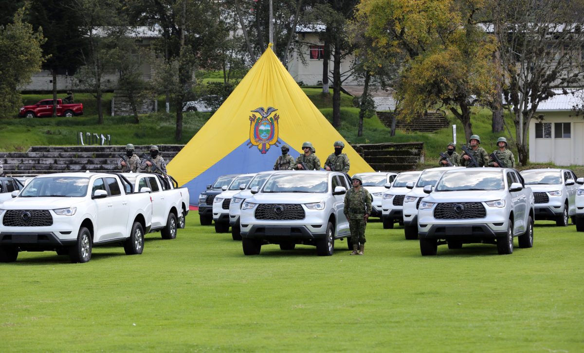 gobierno-entrega-camionetas-a-las-fuerzas-armadas