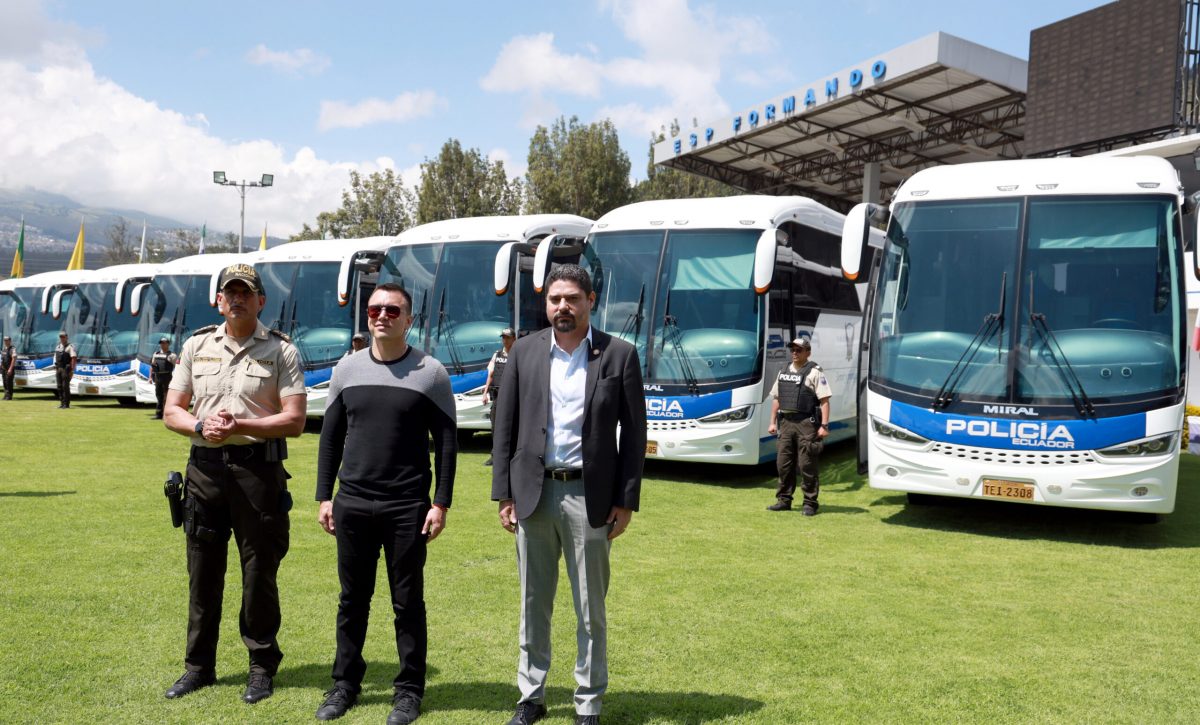 gobierno-nacional-entrego-20-buses-al-eje-preventivo-de-la-policia-nacional