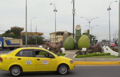 independencia-de-portoviejo-mas-de-4-mil-alumnos-desfilan-este-17-de-octubre