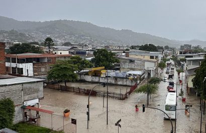 intensas-lluvias-y-fuertes-truenos-azotan-portoviejo-manabi-y-varias-zonas-del-pais-e1740866498373-1