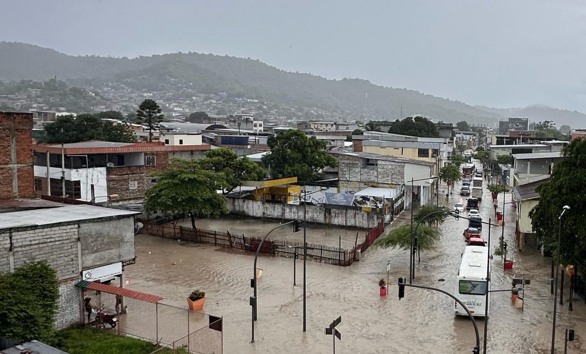 intensas-lluvias-y-fuertes-truenos-azotan-portoviejo-manabi-y-varias-zonas-del-pais-e1740866498373-1