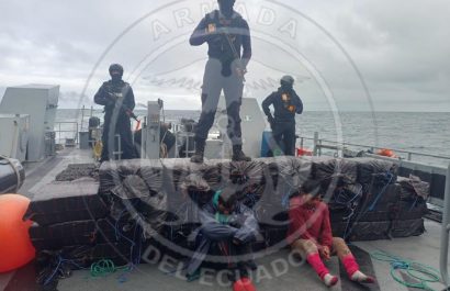 la-armada-del-ecuador-detuvo-a-dos-hombres-en-la-zona-economica-exclusiva-zee-de-galapagos-con-droga