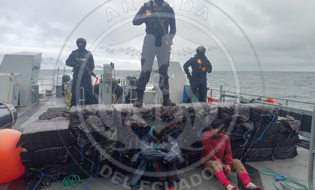 la-armada-del-ecuador-detuvo-a-dos-hombres-en-la-zona-economica-exclusiva-zee-de-galapagos-con-droga