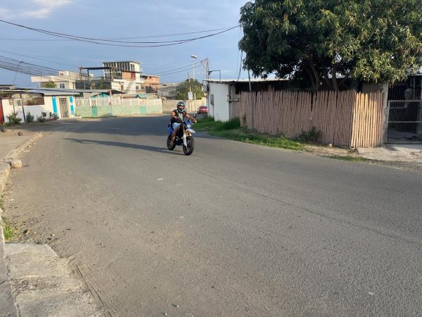 la-falta-de-aceras-genera-malestar-en-los-habitantes-del-barrio-las-cumbres-de-manta-este-es-uno-de-los-sectores-mas-populares-de-manta