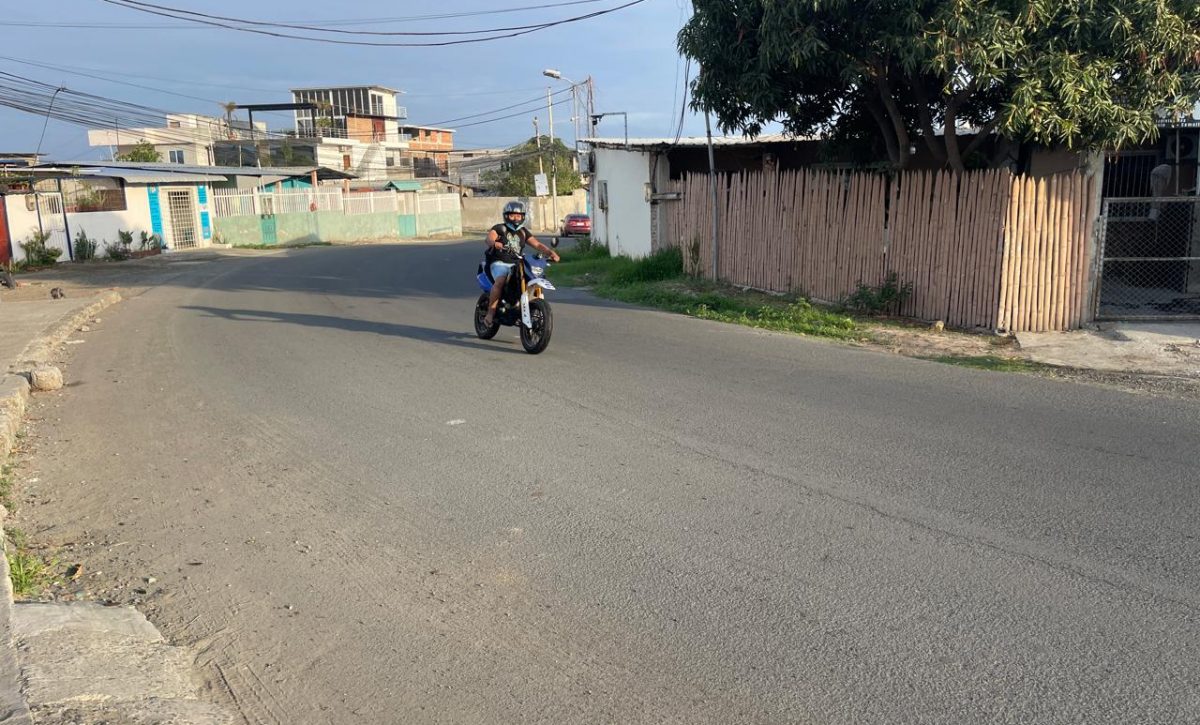 la-falta-de-aceras-genera-malestar-en-los-habitantes-del-barrio-las-cumbres-de-manta-este-es-uno-de-los-sectores-mas-populares-de-manta
