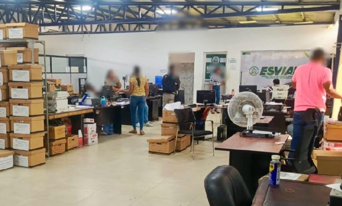 la-fiscalia-general-del-estado-fge-realizo-un-allanamiento-en-las-oficinas-de-la-empresa-de-transito-de-esmeraldas-esvial