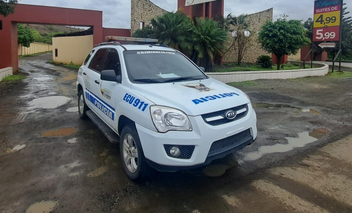 la-pareja-a-la-que-encontraron-si-vida-dentro-del-motel-se-movilizabvan-en-un-auto-nissan-sentra-de-color-gris