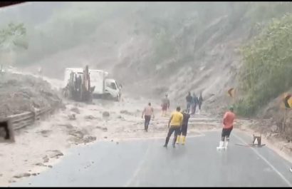 la-via-portoviejo-junin-esta-nuevamente-bloqueada-por-deslizamientos-de-tierra