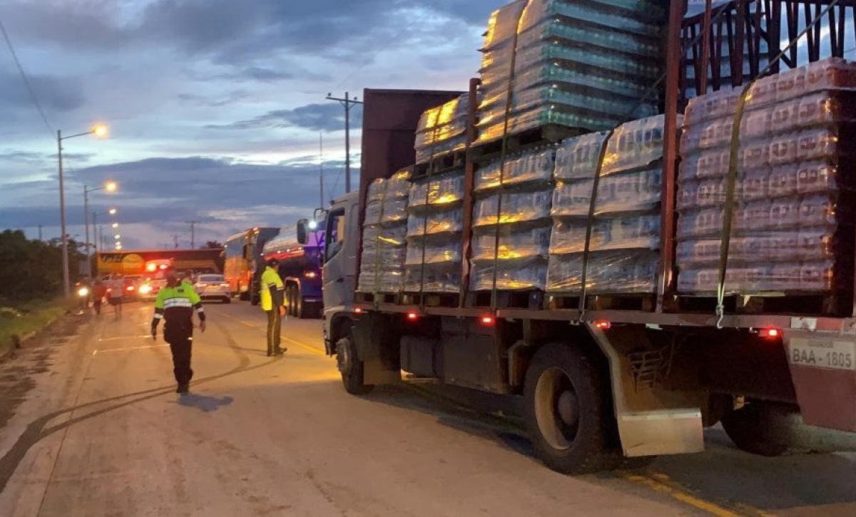 las-dos-principales-carreteras-que-unen-los-cantones-chone-y-portoviejo-en-la-provincia-de-manabi-estan-cerradas-al-transito-vehicular