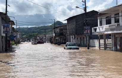 las-intensas-lluvias-han-generado-una-emergencia-en-la-parroquia-ayacucho-del-canton-santa-ana-cerca-de-6-mil-personas-son-las-afectadas