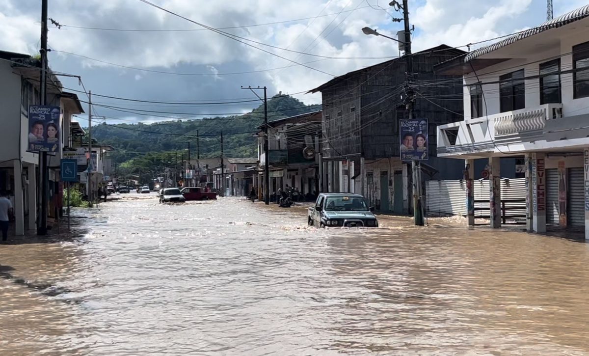 las-intensas-lluvias-han-generado-una-emergencia-en-la-parroquia-ayacucho-del-canton-santa-ana-cerca-de-6-mil-personas-son-las-afectadas