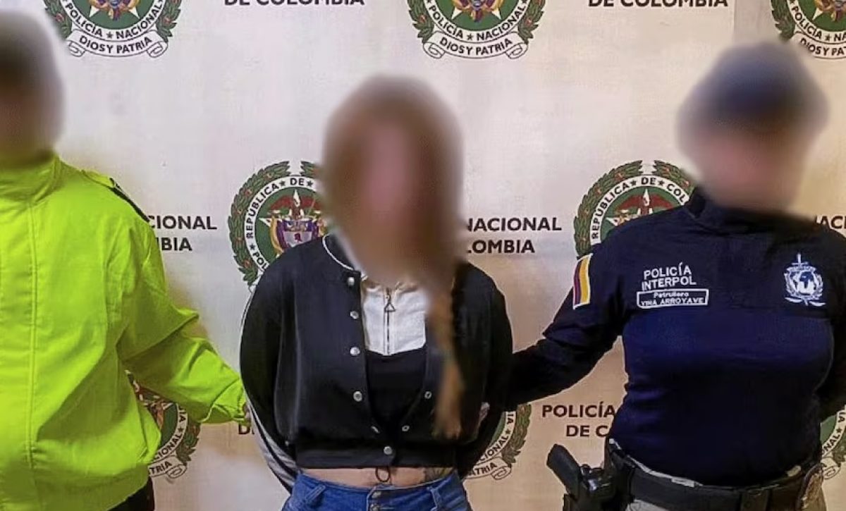 leidi-tatiana-restrepo-expareja-de-junior-roldan-alias-junior-cayo-en-manos-de-las-autoridades-de-colombia-en-la-ciudad-de-medellin