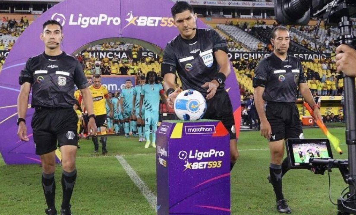los-arbitros-que-deben-pitar-el-encuentro-entre-el-manta-fc-y-barcelona-sc-aun-no-han-viajado-a-la-ciudad-manabita