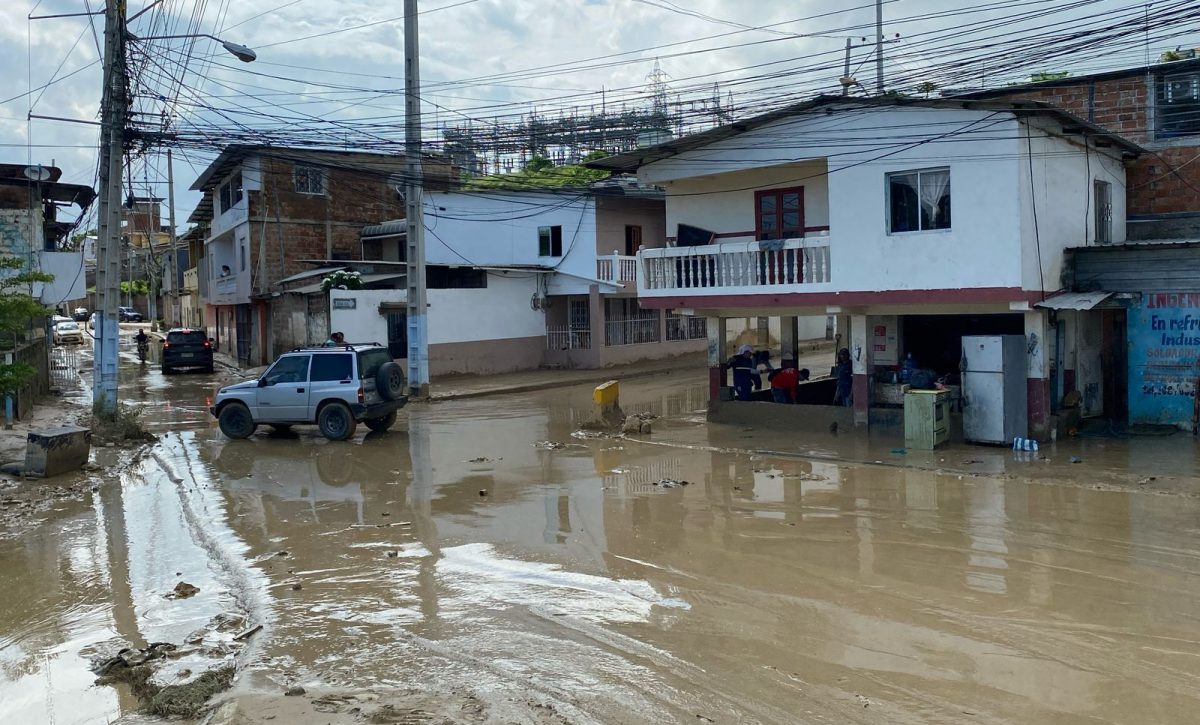 los-barrios-afectados-por-el-desborde-de-dos-rios-en-manta-no-tienen-agua-para-cubrir-sus-mas-principales-necesidades