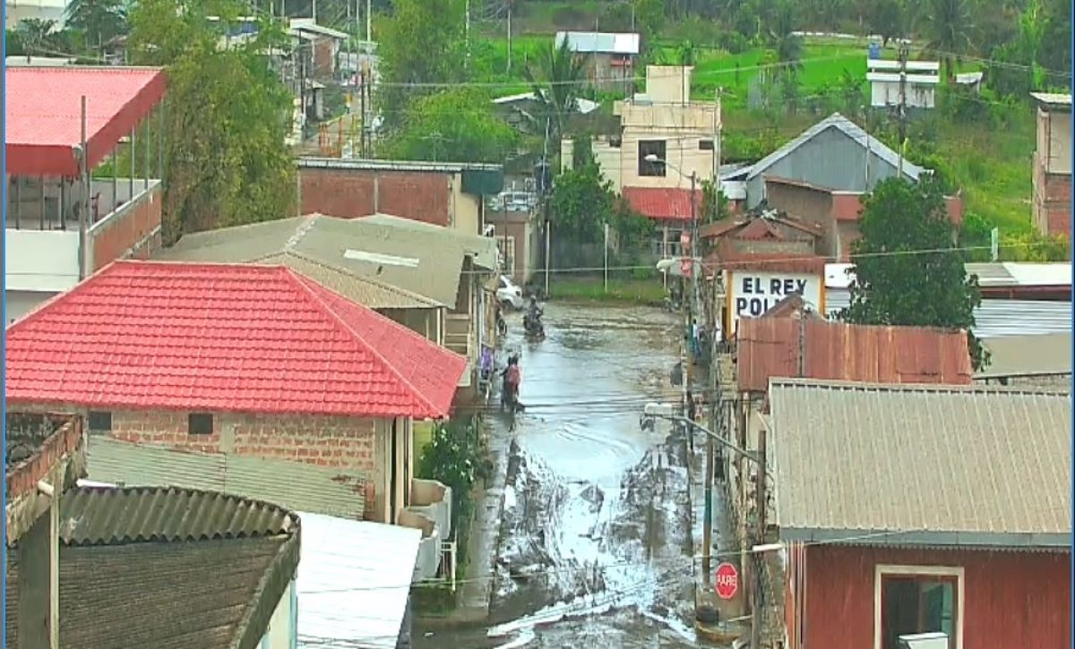 manabi-desbordamiento-de-quebrada-inunda-varias-calles-de-charapoto-en-sucre