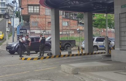 miembros-del-cuerpo-de-bomberos-llegaron-al-lugar-de-los-hechos-para-atender-al-afectado-quien-recibio-golpes-en-la-cabeza-de-uno-de-tres-delincuentes