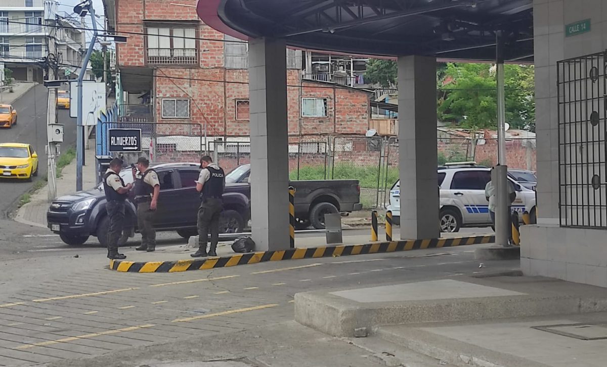 miembros-del-cuerpo-de-bomberos-llegaron-al-lugar-de-los-hechos-para-atender-al-afectado-quien-recibio-golpes-en-la-cabeza-de-uno-de-tres-delincuentes