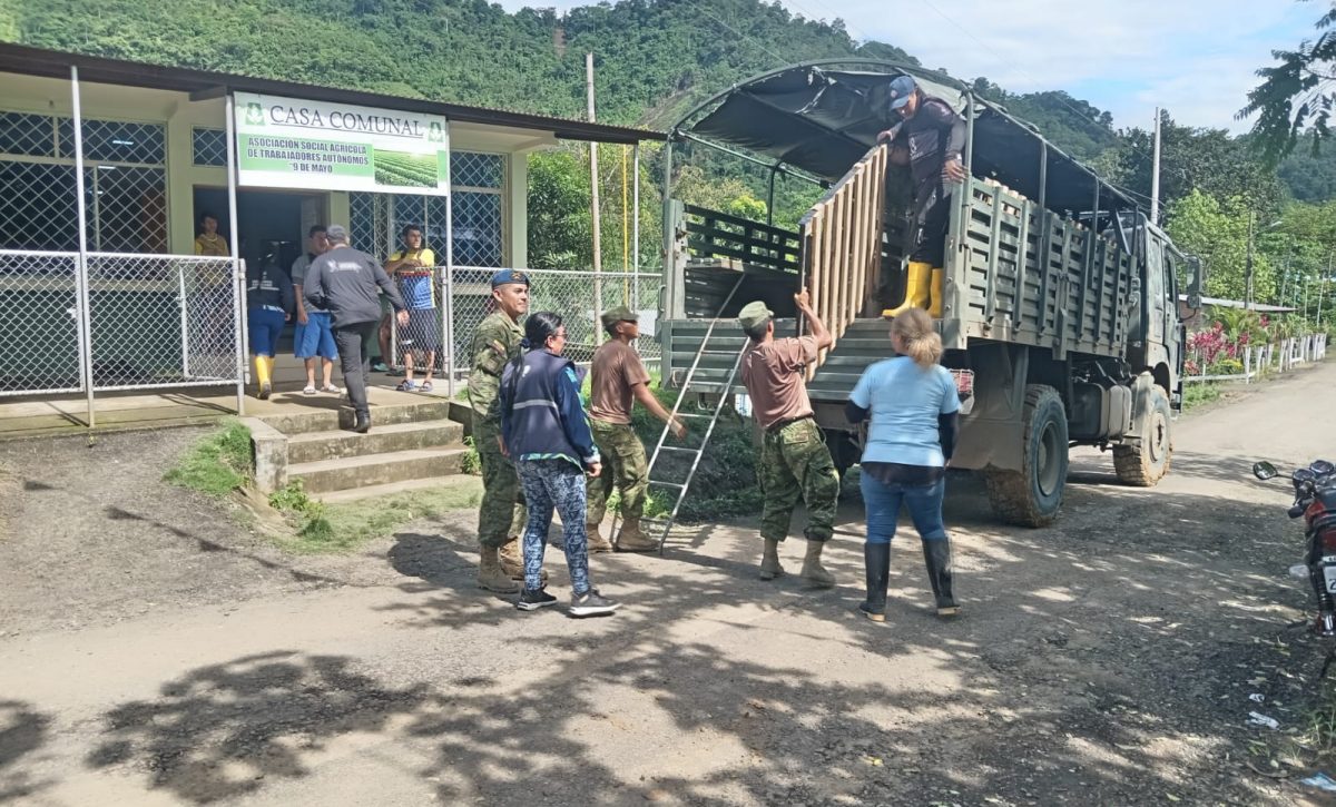 militares-apoyan-a-damnificados-por-las-lluvias-en-calderon