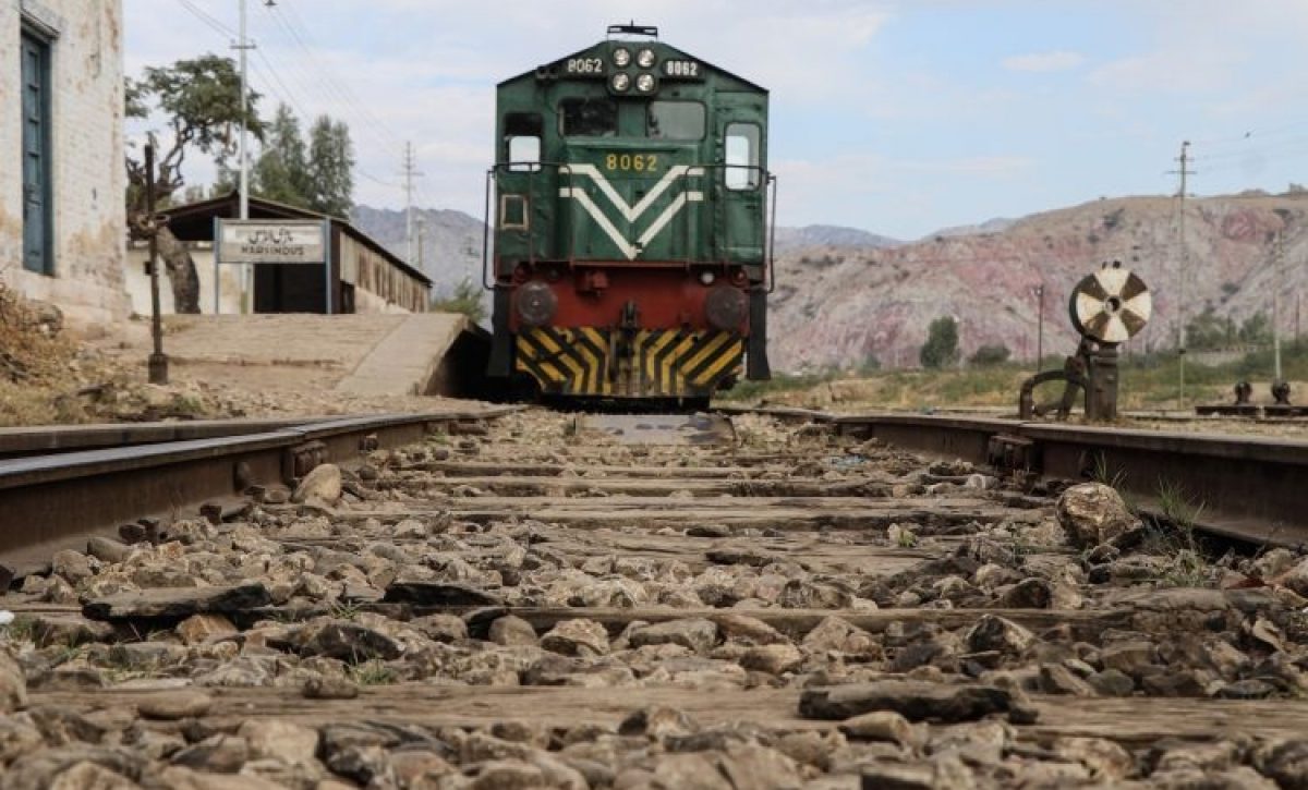 mundo-mueren-33-insurgentes-y-28-militares-tras-secuestro-de-tren-en-pakistan