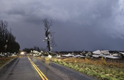 EEUU.- Tornados y tormentas de granizo dejan al menos una decena de muertos a su paso nocturno por Misuri (EEUU)