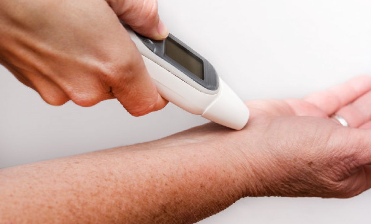 persona-midiendo-temperatura-termometro-muneca_123827-7054