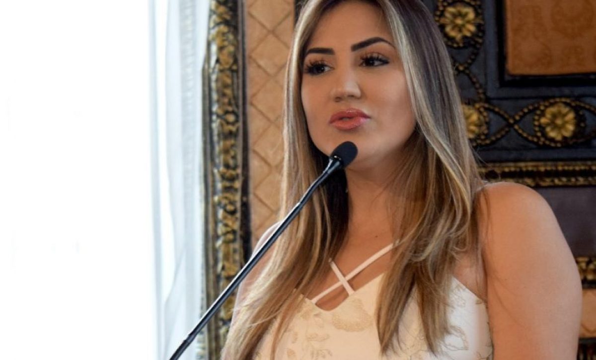 por-lo-que-le-resta-de-vida-la-periodista-mayra-salazar-no-podra-ejercer-un-cargo-publico-en-la-funcion-judicial-de-ecuador