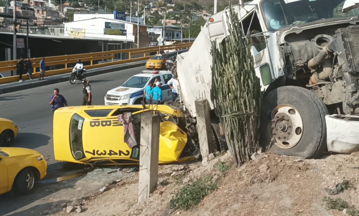 portoviejo-accidente-transito-recolector-taxi-moto