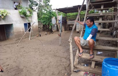 portoviejo-familias-de-estancia-vieja-luchan-contra-el-lodo-y-el-agua-acumulada