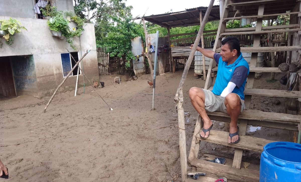 portoviejo-familias-de-estancia-vieja-luchan-contra-el-lodo-y-el-agua-acumulada