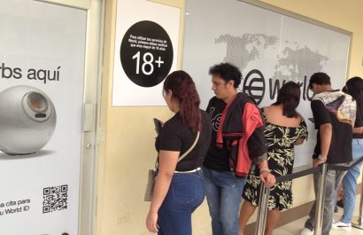 portoviejo-largas-filas-para-el-escaneo-del-iris-de-los-ojos-a-cambio-de-criptomonedas-1