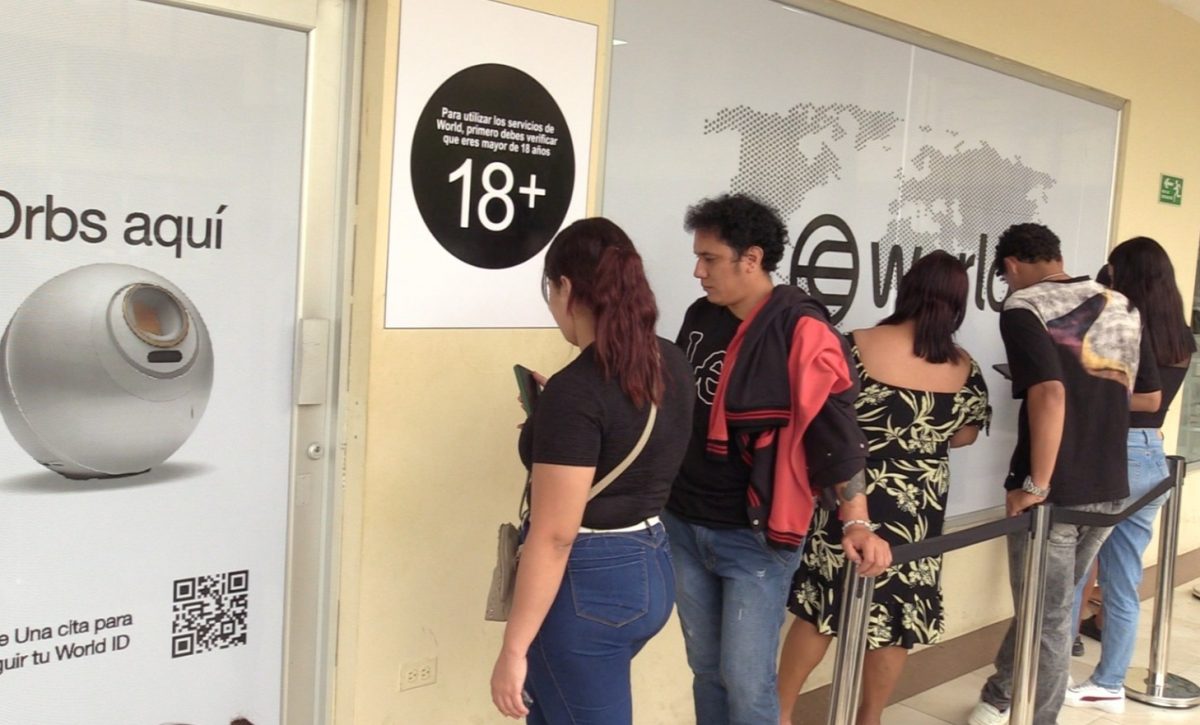 portoviejo-largas-filas-para-el-escaneo-del-iris-de-los-ojos-a-cambio-de-criptomonedas-1