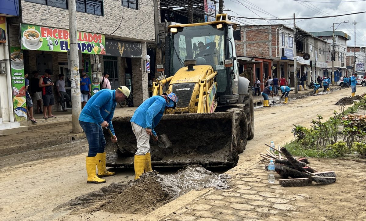 portoviejo-retiran-el-lodo-que-dejo-el-estero-bihagual-en-las-calles-de-la-parroquia-abdon-calderon-2