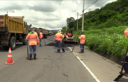 realizan-mejoras-en-la-via-montecristi-portoviejo