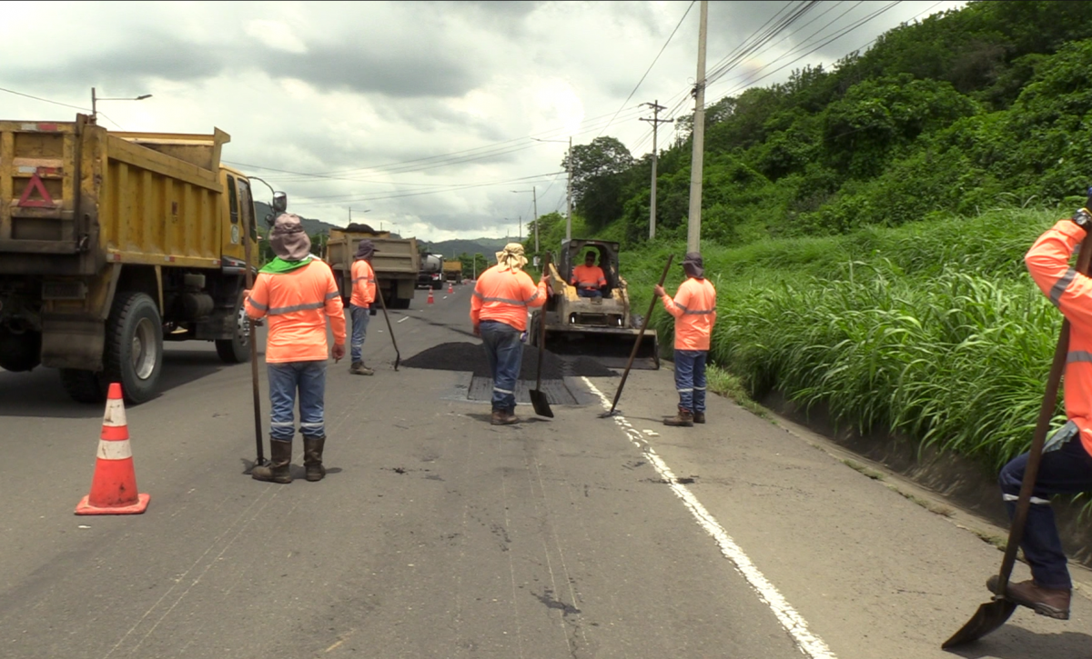 realizan-mejoras-en-la-via-montecristi-portoviejo