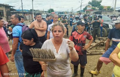 reclamo-via-portoviejo-santa-ana-sufrio-dos-bloqueos-por-moradores-tras-desbordamiento-de-quebrada1