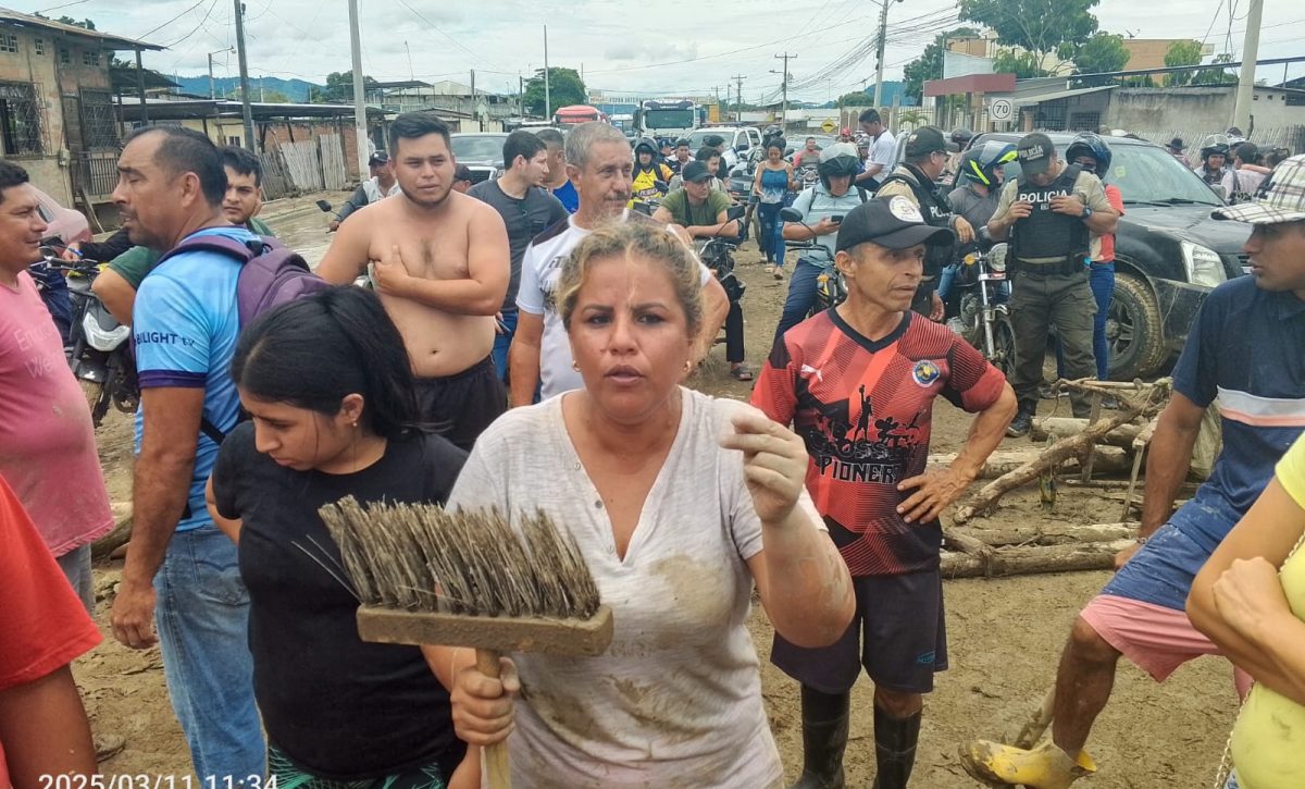 reclamo-via-portoviejo-santa-ana-sufrio-dos-bloqueos-por-moradores-tras-desbordamiento-de-quebrada1