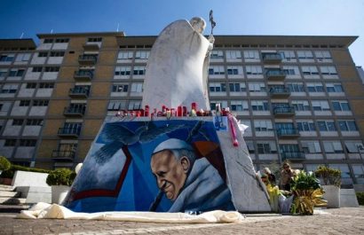 roma-el-papa-francisco-cumple-12-anos-de-pontificado-internado-pero-con-mejoria-de-salud
