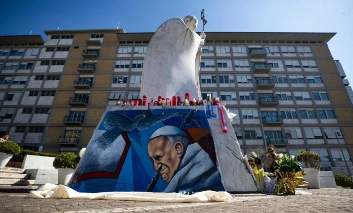 roma-el-papa-francisco-cumple-12-anos-de-pontificado-internado-pero-con-mejoria-de-salud