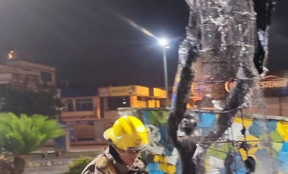 santo-domingo-queman-estatua-del-parque-de-la-madre